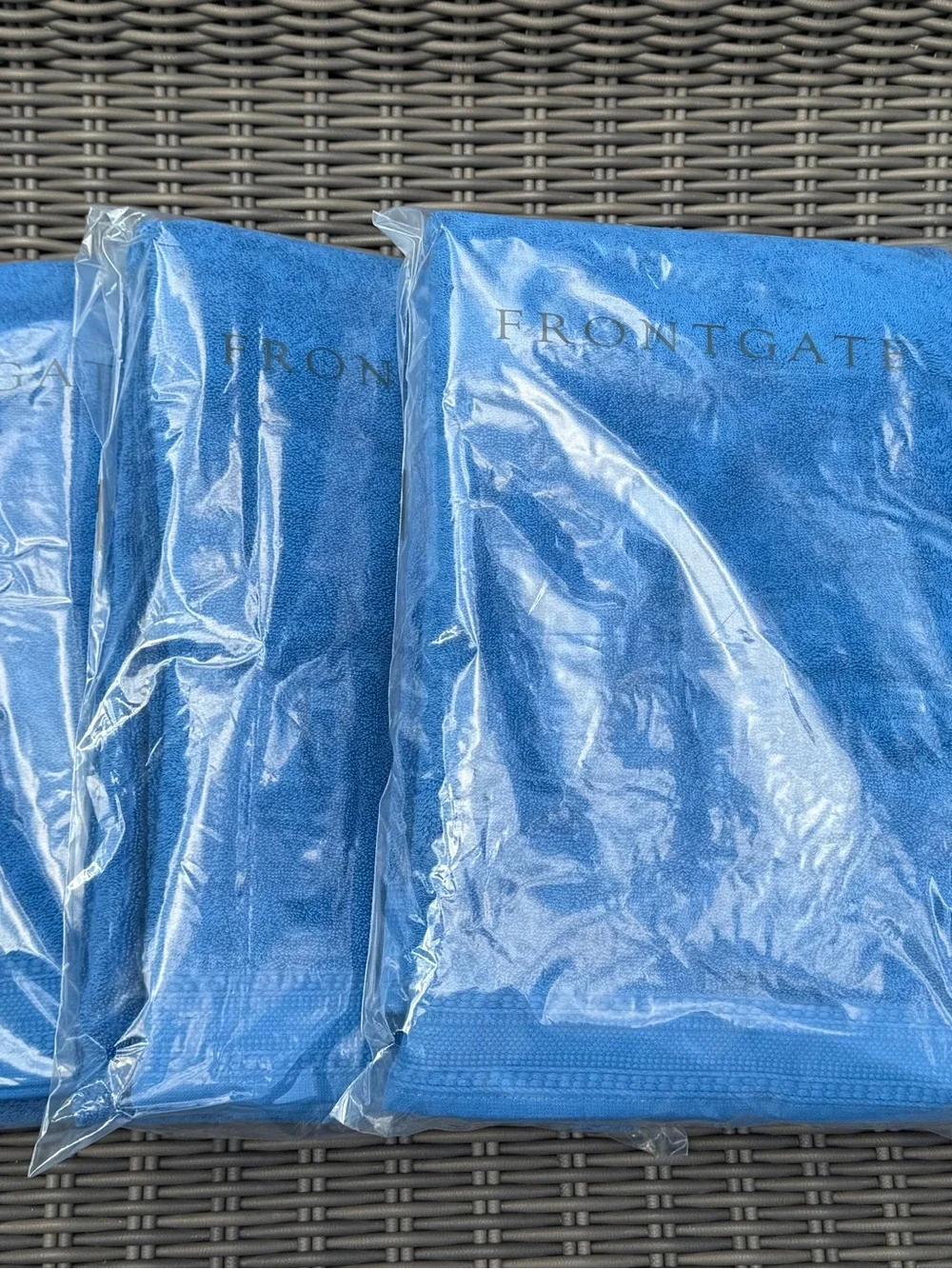 Frontgate Resort Solid Pool Towels (4) - NWT